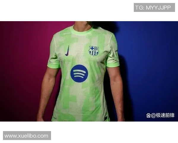 足球巨星身披战袍驰骋绿茵场展现激情与力量